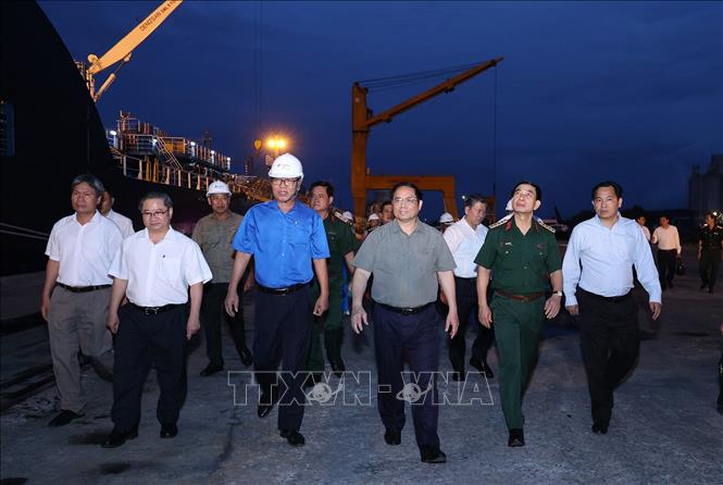 Thủ tướng Phạm Minh Chính kiểm tra tình hình hoạt động cảng Cái Cui. Ảnh: Dương Giang-TTXVN
