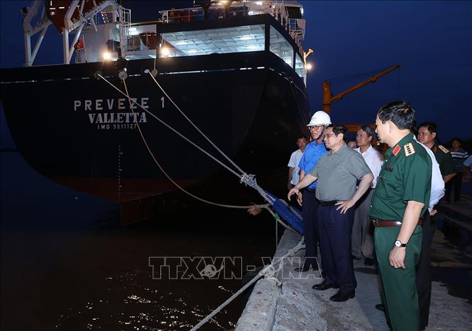 Thủ tướng Phạm Minh Chính kiểm tra tình hình hoạt động cảng Cái Cui. Ảnh: Dương Giang-TTXVN
