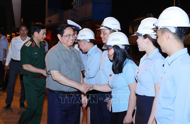 Thủ tướng Phạm Minh Chính thăm cán bộ, công nhân, người lao động cảng Cái Cui. Ảnh: Dương Giang-TTXVN