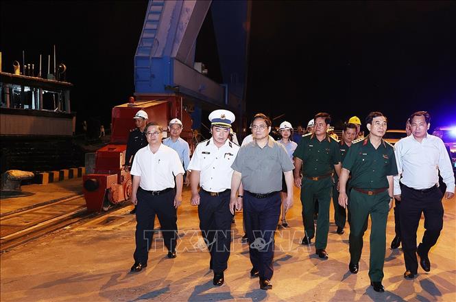 Thủ tướng Phạm Minh Chính kiểm tra tình hình hoạt động cảng Cái Cui. Ảnh: Dương Giang-TTXVN
