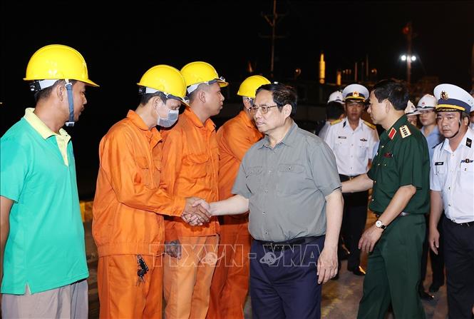 Thủ tướng Phạm Minh Chính thăm cán bộ, công nhân, người lao động cảng Cái Cui. Ảnh: Dương Giang-TTXVN
