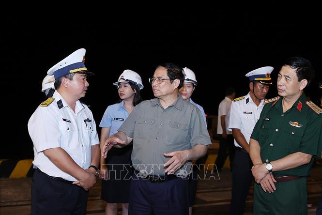 Thủ tướng Phạm Minh Chính kiểm tra tình hình hoạt động cảng Cái Cui. Ảnh: Dương Giang-TTXVN
