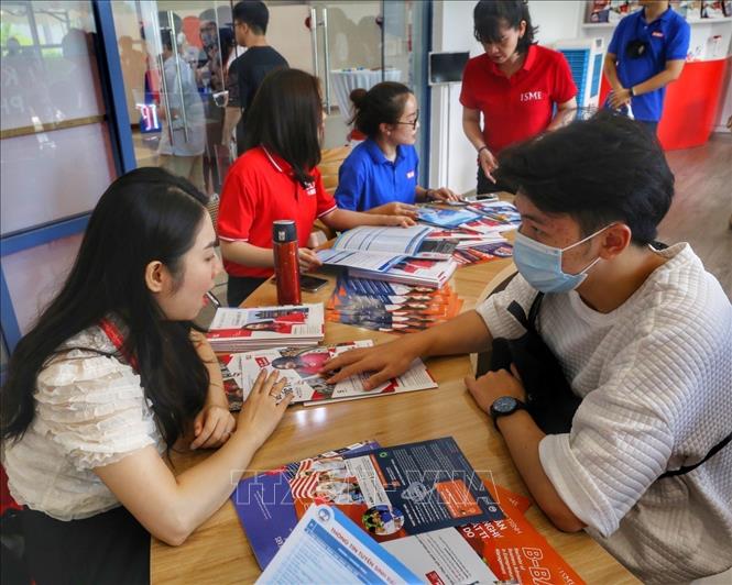 Tư vấn tuyển sinh tại các khoa của Nhà trường. Ảnh: Tuấn Đức - TTXVN
