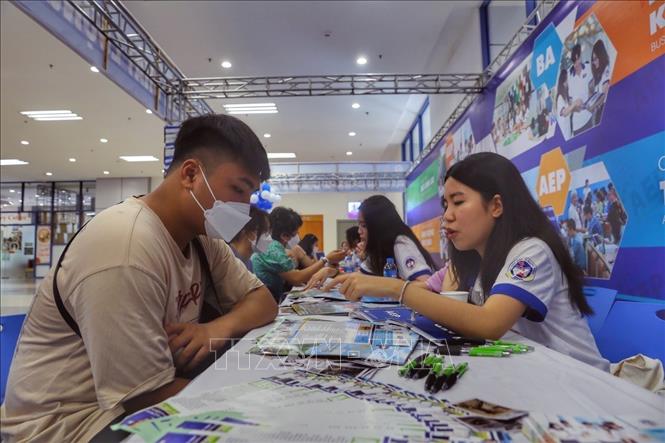 Tư vấn tuyển sinh tại các khoa của Nhà trường. Ảnh: Tuấn Đức - TTXVN