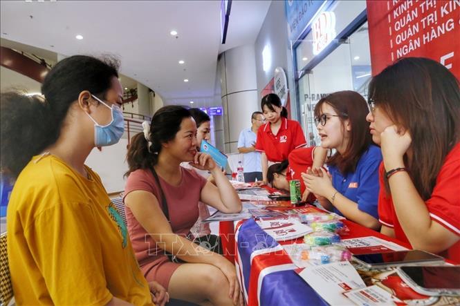 Tư vấn tuyển sinh tại các khoa của Nhà trường. Ảnh: Tuấn Đức - TTXVN
