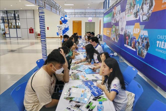 Tư vấn tuyển sinh tại các khoa của Nhà trường. Ảnh: Tuấn Đức - TTXVN