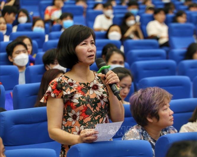 Phụ huynh đặt câu hỏi với Nhà trường. Ảnh: Tuấn Đức - TTXVN