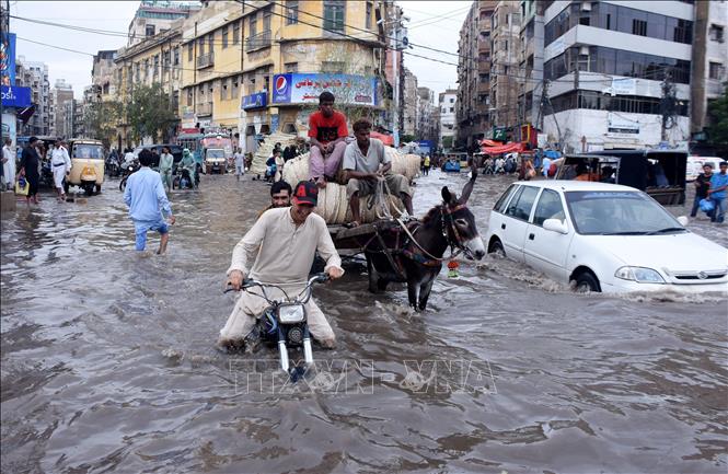 Trong ảnh: Cảnh ngập lụt tại thành phố Karachi, Pakistan ngày 9/7/2022. Ảnh: THX/TTXVN