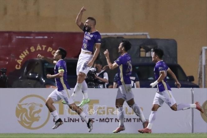 Trong ảnh: Cầu thủ Siladi (Hà Nội) ghi bàn thắng mở tỷ số ở phút thứ 30 của trận đấu. Ảnh: Minh Quyết - TTXVN