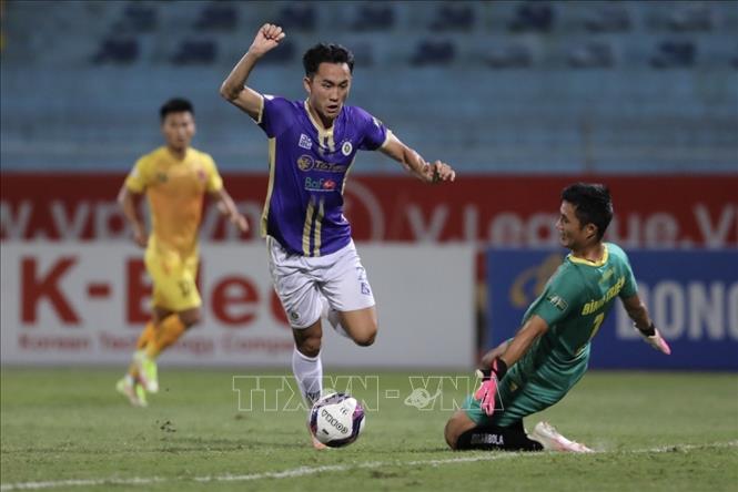 Trong ảnh: Pha đi bóng qua thủ môn và dứt điểm nâng tỷ số lên 2-1 của cầu thủ Lê Xuân Tú (số 25, Hà Nội). Ảnh: Minh Quyết - TTXVN