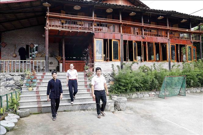 Trong ảnh: Có thêm nguồn vốn vay ưu đãi, gia đình anh Lục Quốc Trường ở thị trấn Trùng Khánh, Cao Bằng có điều kiện mở rộng diện tích nhà ở kinh doanh homestay, thu hút hàng chục lao động. Ảnh: Trần Việt - TTXVN