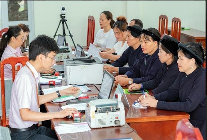 Trong ảnh: Một buổi giao dịch cho vay tại điểm giao dịch xã Thông Huề, huyện Trùng Khánh, tỉnh Cao Bằng. Ảnh: Trần Việt - TTXVN