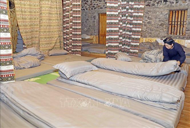 Trong ảnh: Gia đình chị Nguyễn Kim Phương ở xóm Huổi Ky, xã Đàm Thủy, huyện Trùng Khánh vay vốn chương trình giải quyết việc làm đầu tư kinh doanh homestay, cho hiệu quả kinh tế tốt. Ảnh: Trần Việt - TTXVN