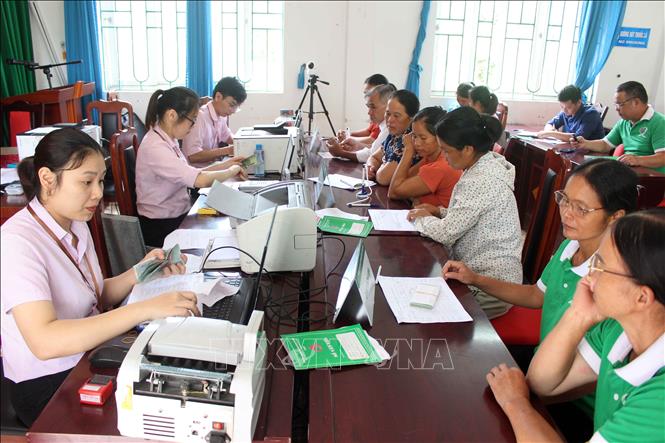 Trong ảnh: Một buổi giao dịch cho vay tại điểm giao dịch xã Đức Hồng, huyện Trùng Khánh, tỉnh Cao Bằng. Ảnh: Trần Việt - TTXVN