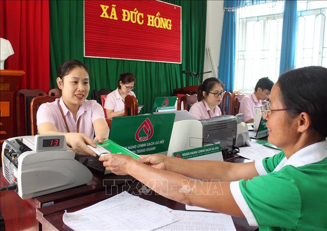 Trong ảnh: Một buổi giao dịch cho vay tại điểm giao dịch xã Đức Hồng, huyện Trùng Khánh, tỉnh Cao Bằng. Ảnh: Trần Việt - TTXVN