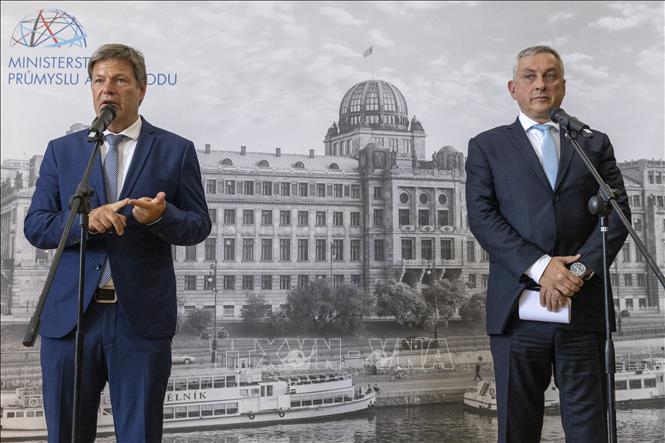 Trong ảnh: Bộ trưởng Kinh tế và Bảo vệ khí hậu Đức Robert Habeck (trái) cùng Bộ trưởng Công nghiệp và Thương mại CH Séc Jozef Sikela trong cuộc họp báo ở Praha, ngày 11/7/2022. Ảnh: AFP/TTXVN