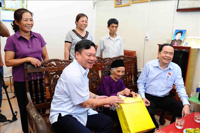  Bí thư Tỉnh ủy Bắc Kạn Hoàng Duy Chinh thăm hỏi và trao tặng quà cho Mẹ Việt Nam Anh hùng Mông Thị Thi tại thôn Nà Ít, Xã Vi Hương, Bạch Thông. Ảnh: Minh Đức –TTXVN