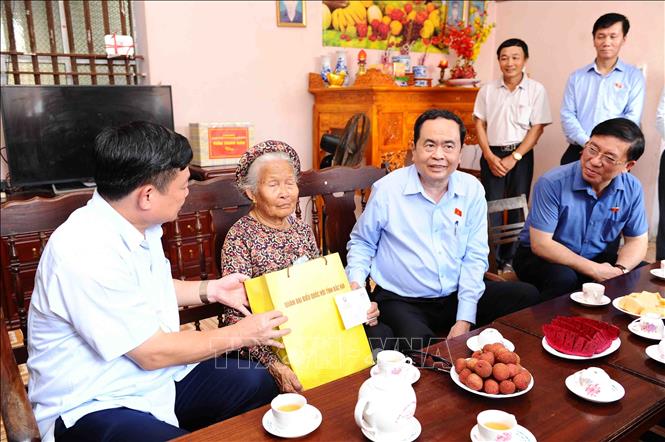 Bí thư Tỉnh ủy Bắc Kạn Hoàng Duy Chinh thăm và tặng quà cho Mẹ Việt Nam Anh hùng Ngô Thị Nhường tại thôn Nà Ít, Xã Vi Hương, Bạch Thông. Ảnh: Minh Đức –TTXVN	