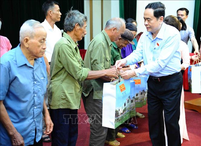 Phó Chủ tịch Thường trực Quốc hội Trần Thanh Mẫn tặng quà cho các gia đình chính sách tại tỉnh Bắc Kạn. Ảnh: Minh Đức –TTXVN

