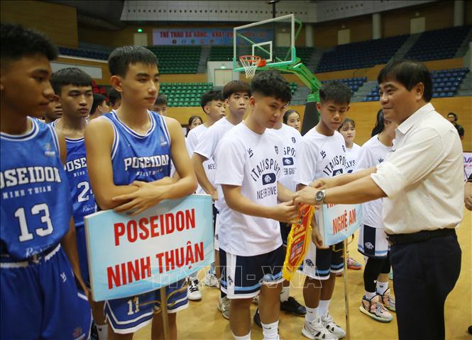 Trong ảnh: Ông Nguyễn Trọng Thao, Phó Giám đốc Sở Văn hóa và Thể thao Đà Nẵng, Trưởng ban Tổ chức Giải trao cơ lưu niệm cho các đoàn tham dự giải. Ảnh: Trần Lê Lâm - TTXVN 