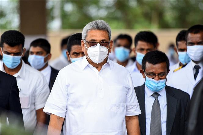 Trong ảnh (tư liệu): Tổng thống Sri Lanka Gotabaya Rajapaksa (giữa) tới dự một sự kiện ở thủ đô Colombo, ngày 28/5/2020. Ảnh: AFP/TTXVN