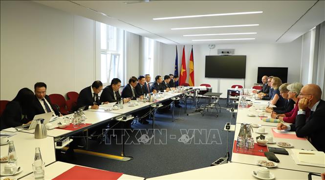 Trong ảnh: Đoàn công tác làm việc với Bộ Tài chính Liên bang Đức. Ảnh: Mạnh Hùng - P/V TTXVN tại Đức
