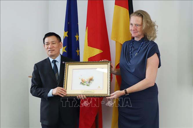Trong ảnh: Bộ trưởng Tài chính Hồ Đức Phớc và Quốc vụ khanh Bộ Tài chính Luise Hölscher trao quà lưu niệm. Ảnh: Mạnh Hùng - P/V TTXVN tại Đức
