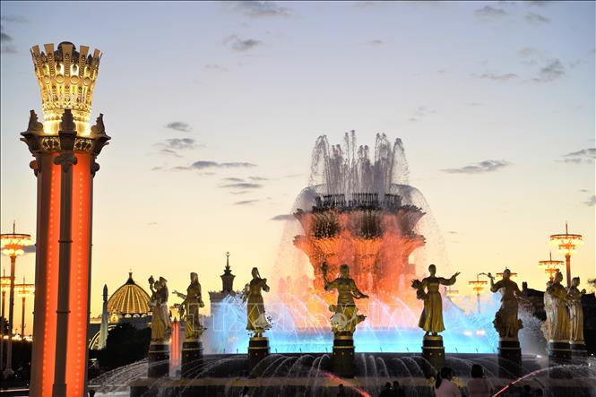 16 cô gái mạ vàng biểu trưng cho 16 nước cộng hòa thuộc Liên Xô trước kia. Ảnh: Duy Trinh-TTXVN