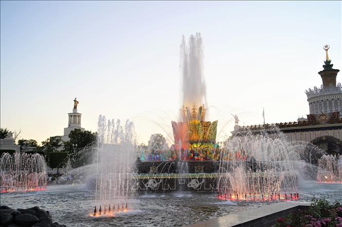 Đài phun nước Hoa Đá là một trong bốn đài phun nước lịch sử nổi tiếng tại VDNKh. Ảnh: Duy Trinh-TTXVN