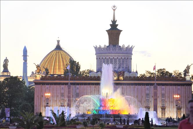 Xung quanh bể nước là 16 bệ đá, trên đó là các món ăn đặc trưng của các nước cộng hòa thuộc Liên Xô trước đây. Ảnh: Duy Trinh-TTXVN