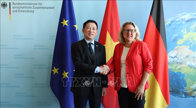 Minister of Finance Ho Duc Phoc (L) and BMZ Minister Svenja Schulze. VNA Photo: Mạnh Hùng