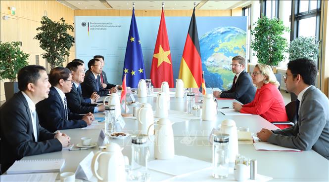 Minister of Finance Ho Duc Phoc works with the Germany' s Federal Ministry for Economic Cooperation and Development (BMZ). VNA Photo: Mạnh Hùng