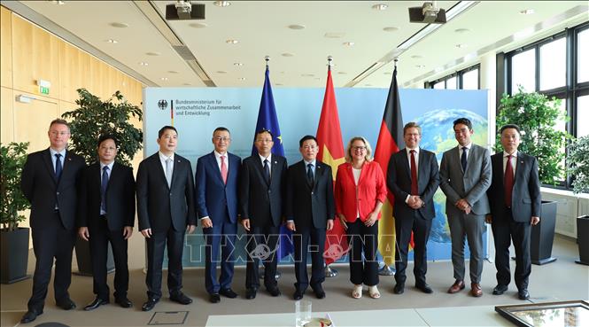 Minister of Finance Ho Duc Phoc works with the Germany' s Federal Ministry for Economic Cooperation and Development (BMZ). VNA Photo: Mạnh Hùng