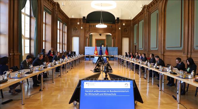 An overview of the working session between Minister of Finance Ho Duc Phoc and the Germany's Federal Ministry for Economic Affairs and Climate Action (BMWK). VNA Photo: Mạnh Hùng