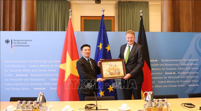 Minister of Finance Ho Duc Phoc (L) presents a sourvenir to the Germany's Federal Ministry for Economic Affairs and Climate Action (BMWK). VNA Photo: Mạnh Hùng