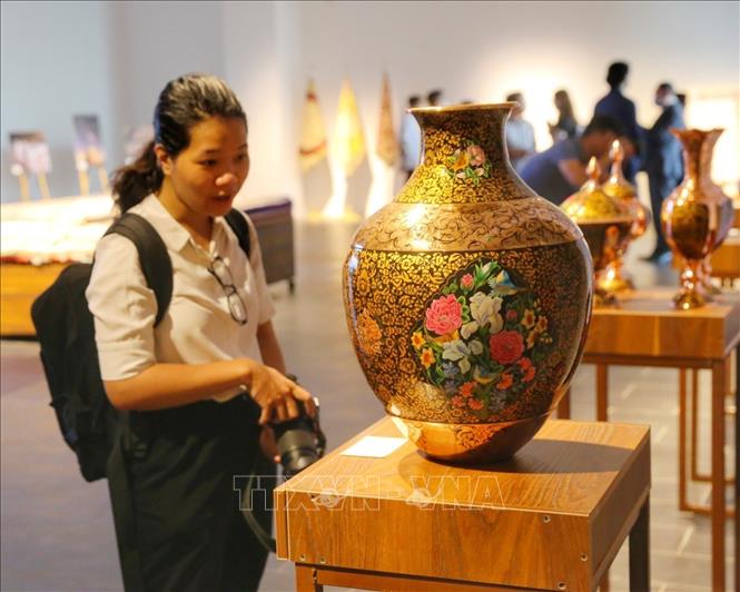 Khách tham quan triển lãm. Ảnh: Tuấn Đức - TTXVN