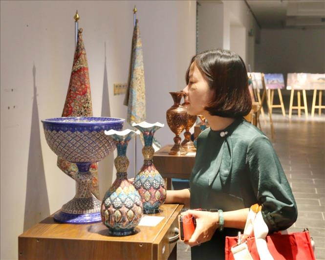 Khách tham quan triển lãm. Ảnh: Tuấn Đức - TTXVN