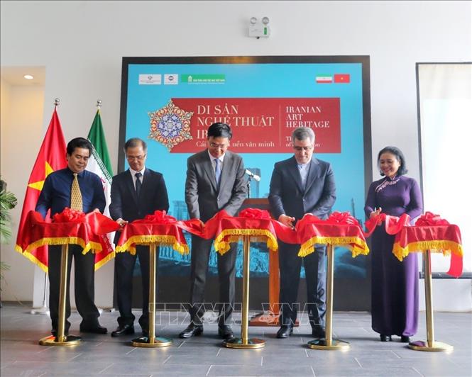 Các đại biểu cắt băng khai mạc triển lãm. Ảnh: Tuấn Đức - TTXVN