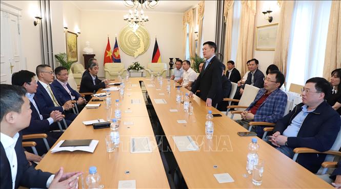 Minister of Finance Ho Duc Phoc works with Vietnamese Embassy in Germany. VNA Photo: Mạnh Hùng