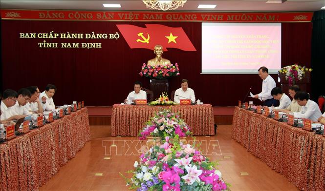 Trong ảnh: Phó Bí thư Thường trực Tỉnh ủy, Chủ tịch HĐND tỉnh Nam Định Lê Quốc Chỉnh báo cáo tại buổi làm việc. Ảnh: Văn Đạt - TTXVN