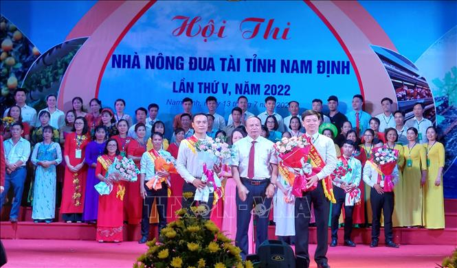 Trao 2 giải Nhì cho Hội Nông dân 2 huyện Nam Trực, Nghĩa Hưng. Ảnh: Nguyễn Lành - TTXVN
