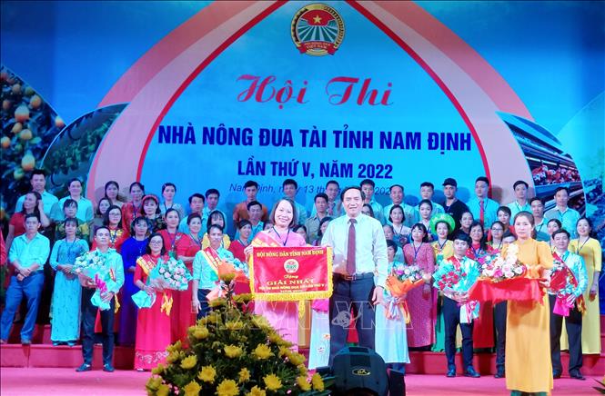 Trao giải Nhất cho Hội Nông dân huyện Hải Hậu. Ảnh: Nguyễn Lành - TTXVN