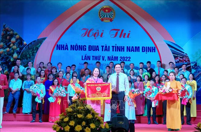 Trao giải Nhất cho Hội Nông dân huyện Hải Hậu. Ảnh: Nguyễn Lành - TTXVN