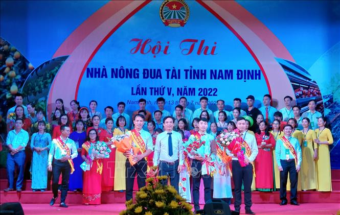 Trao 3 giải Ba cho Hội Nông dân các huyện Ý Yên, Mỹ Lộc và thành phố Nam Định. Ảnh: Nguyễn Lành - TTXVN