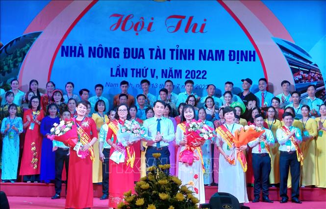 Trao 4 giải Khuyến khích cho Hội Nông dân các huyện Giao Thủy, Vụ Bản, Trực Ninh, Xuân Trường. Ảnh: Nguyễn Lành - TTXVN