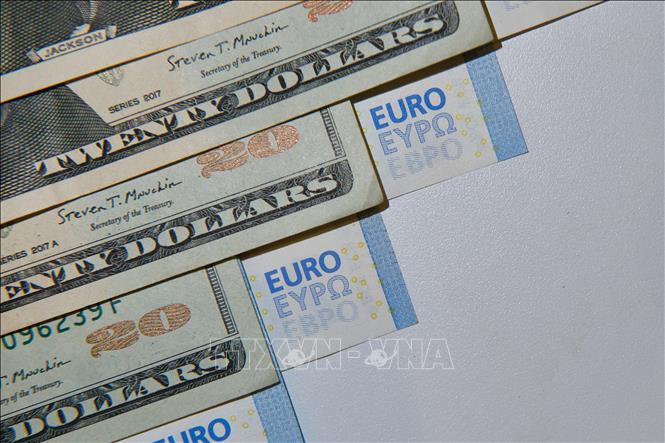 Trong ảnh: Đồng euro (phải) và đồng đô la Mỹ tại Madrid, Tây Ban Nha, ngày 11/7/2022. Ảnh: THX/ TTXVN