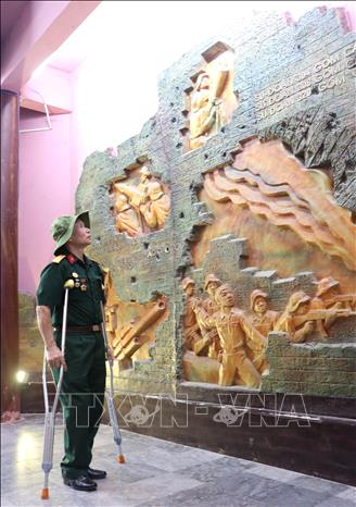 Trong ảnh: Một thương binh, cựu chiến binh tham quan hiện vật trưng bày trong Bảo tàng Thành cổ Quảng Trị. Ảnh: Nguyên Lý - TTXVN