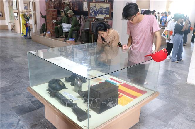 Trong ảnh: Các em học sinh tham quan hiện vật trưng bày trong Bảo tàng Thành cổ Quảng Trị. Ảnh: Nguyên Lý - TTXVN