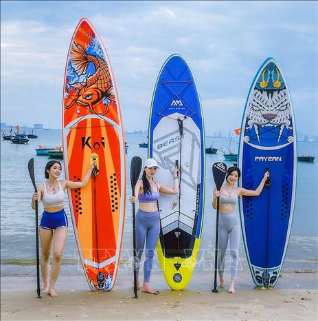 Korean stars at a beach in Da Nang./.