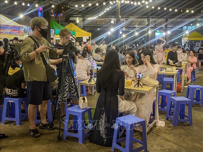 A Korean film crew in Helio night market in Da Nang./.